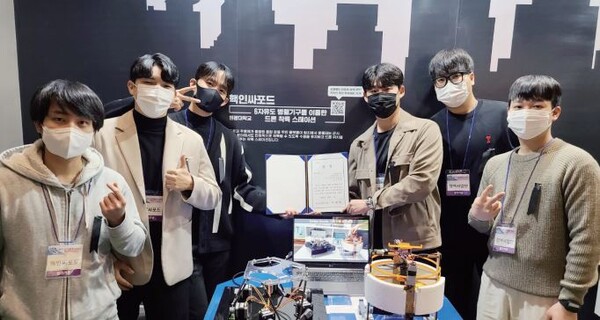 '2022 산학협력 EXPO'에서 열린 캡스톤디자인 경진대회에 참여한 강보준 씨(좌측 세 번째)와 팀원들