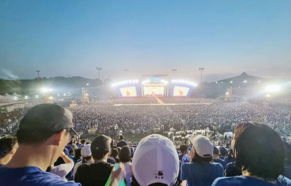 싸이 흠뻑쇼를 즐기는 사람들의 모습 / 사진 : 강현서 기자 