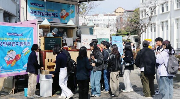 법학전문대학원 앞에서 진행한 커피 무료 나눔 행사 모습 / 사진 : 이민서 기자   