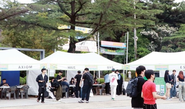 지난해 9월 18일 중앙동아리 가두모집 사진：배성민 기자